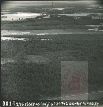 18.09.1945, okolice Bergen, Saksonia, Niemcy.
Zdjęcie lotnicze wyzwolonego obozu koncentracyjnego Bergen-Belsen. Obóz istniał w latach 1940-1945, początkowo w charakterze obozu jenieckiego, później - koncentracyjnego. Zginęło w nim Ok. 50 000 więźniów obozu koncentracyjnego i ok. 20 000 jeńców wojennych.
Fot. NN, Studium Polski Podziemnej w Londynie