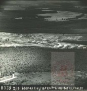 18.09.1945, okolice Bergen, Saksonia, Niemcy.
Zdjęcie lotnicze wyzwolonego obozu koncentracyjnego Bergen-Belsen. Obóz istniał w latach 1940-1945, początkowo w charakterze obozu jenieckiego, później - koncentracyjnego. Zginęło w nim Ok. 50 000 więźniów obozu koncentracyjnego i ok. 20 000 jeńców wojennych.
Fot. NN, Studium Polski Podziemnej w Londynie