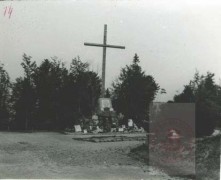 1944-1953, okolice Natzwiller, Francja.
Krzyż upamiętniający ofiary niemieckiego obozu koncentracyjnego Natzweiler-Struthof. Obóz powstał w 1941. Przeprowadzano w nim liczne eksperymenty pseudomedyczne. Liczbę ofiar szacuje się na 6-12 tysięcy. Obóz wyzwolono we wrześniu 1944.
Fot. NN, Studium Polski Podziemnej w Londynie