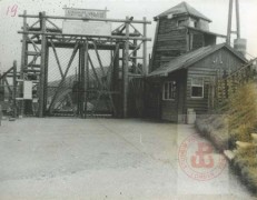 1944-1953, okolice Natzwiller, Francja.
Brama wejściowa niemieckiego obozu koncentracyjnego Natzweiler-Struthof. Obóz powstał w 1941. Przeprowadzano w nim liczne eksperymenty pseudomedyczne. Liczbę ofiar szacuje się na 6-12 tysięcy. Obóz wyzwolono we wrześniu 1944.
Fot. NN, Studium Polski Podziemnej w Londynie