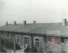 1944-1953, okolice Natzwiller, Francja.
Barak w niemieckim obozie koncetracyjnym Natzweiler-Struthof. Obóz powstał w 1941. Przeprowadzano w nim liczne eksperymenty pseudomedyczne. Liczbę ofiar szacuje się na 6-12 tysięcy. Obóz wyzwolono we wrześniu 1944.
Fot. NN, Studium Polski Podziemnej w Londynie