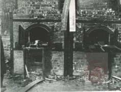 1944, Majdanek, Lublin.
Piece krematoryjne w obozie koncentracyjnym KL Lublin (Majdanek). Obóz powstał w 1941, pierwotnie jako niewielki obóz jeniecki, później rozbudowywany. W obozie zginęło około 230 tysięcy osób, z czego około 100 tysięcy stanowili Żydzi. Obóz wyzwolono 23 lipca 1944. Fotografia wykonana po wyzwoleniu obozu.
Fot. NN, Studium Polski Podziemnej w Londynie