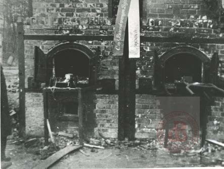 1944, Majdanek, Lublin.
Piece krematoryjne w obozie koncentracyjnym KL Lublin (Majdanek). Obóz powstał w 1941, pierwotnie jako niewielki obóz jeniecki, później rozbudowywany. W obozie zginęło około 230 tysięcy osób, z czego około 100 tysięcy stanowili Żydzi. Obóz wyzwolono 23 lipca 1944. Fotografia wykonana po wyzwoleniu obozu.
Fot. NN, Studium Polski Podziemnej w Londynie