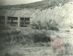 1944-1953, okolice Natzwiller, Francja.
Baraki w niemieckim obozie koncentracyjnym Natzweiler-Struthof. Obóz powstał w 1941. Przeprowadzano w nim liczne eksperymenty pseudomedyczne. Liczbę ofiar szacuje się na 6-12 tysięcy. Obóz wyzwolono we wrześniu 1944.
Fot. NN, Studium Polski Podziemnej w Londynie