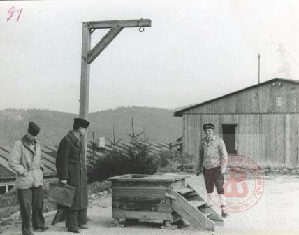 1944-1953, okolice Natzwiller, Francja.
Żołnierze przy szubienicy w niemieckim obozie koncentracyjnym Natzweiler-Struthof. 
Fot. NN, Studium Polski Podziemnej w Londynie