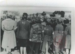 Kwiecień-Maj 1945, okolice Oberlangen, Niemcy.
Polskie kobiety-jeńcy wojenni na apelu po wyzwoleniu obozu jenieckiego Stalag VI C Oberlangen. 
Fot. NN, Studium Polski Podziemnej w Londynie