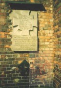 1990-1995, Warszawa.
Tablica upamiętniająca osoby zamordowane w obozie przejściowym w kościele św. Wojciecha na Woli. W tym miejscu Niemcy rozstrzeliwali polskich cywili podczas powstania warszawskiego. 
Fot. NN, Studium Polski Podziemnej w Londynie