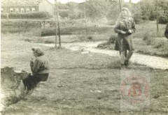 Kwiecień-Maj 1945, okolice Oberlangen, Niemcy.
Polskie kobiety-jeńcy wojenni po wyzwoleniu obozu jenieckiego Stalag VI C Oberlangen. 
Fot. NN, Studium Polski Podziemnej w Londynie