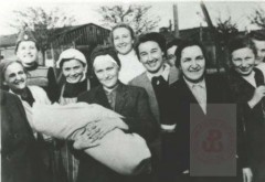 Kwiecień-Maj 1945, okolice Oberlangen, Niemcy.
Polskie kobiety-jeńcy wojenni po wyzwoleniu obozu jenieckiego Stalag VI C Oberlangen. 
Fot. NN, Studium Polski Podziemnej w Londynie