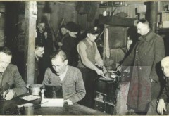 Maj 1945, Dössel, Niemcy.
Polscy jeńcy wojenni w Oflagu VI B Dössel, po wyzwoleniu. 
Fot. NN, Studium Polski Podziemnej w Londynie
