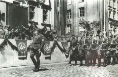 15-17.08.1941, Kraków.
Niemiecka defilada z okazji dnia NSDAP na Rynku Głównym maszeruje przed trybuną honorową. Widoczny przemarsz oddziału Arbeitsdienst. 
Fot. NN, Studium Polski Podziemnej w Londynie