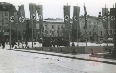 1940-1945, Kraków, Generalne Gubernatorstwo.
Plac Szczepański udekorowany flagami III Rzeszy. 
Fot. NN, Studium Polski Podziemnej w Londynie