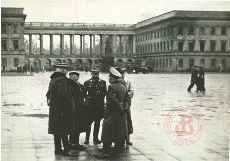 1939-1944, Warszawa. 
Grupa oficerów niemieckich przed Pałacem Saskim. 
Fot. NN, Studium Polski Podziemnej w Londynie