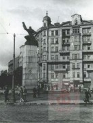 Lipiec 1944, Warszawa. 
Znak kotwicy - Polski Walczącej na cokole pomnika Lotnika przy pl. Unii Lubelskiej namalowany przez Jana Bytnara, członka Organizacji Małego Sabotażu 