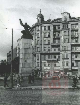 Lipiec 1944, Warszawa. 
Znak kotwicy - Polski Walczącej na cokole pomnika Lotnika przy pl. Unii Lubelskiej namalowany przez Jana Bytnara, członka Organizacji Małego Sabotażu 