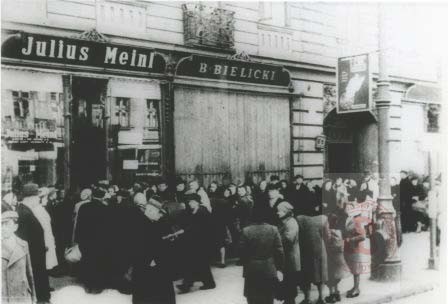 1939-1944, Warszawa.
Kolejka przed sklepem Julius Meinl przy ulicy Nowy Świat 27. Sprzedawano w nim towary tylko dla Niemców. 
Fot. NN, Studium Polski Podziemnej w Londynie