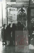 1940-1944, Warszawa.
Polacy czytający ogłoszenia przy placu Starzyńskiego.
Fot. NN, Studium Polski Podziemnej w Londynie