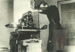1940-1944, Warszawa. 
Maszyna drukarska w podziemnej drukarni Biura Informacji i Propagandy Komendy Głównej Związki Walki Zbrojnej – Armii Krajowej. 
Fot. NN, Studium Polski Podziemnej w Londynie
