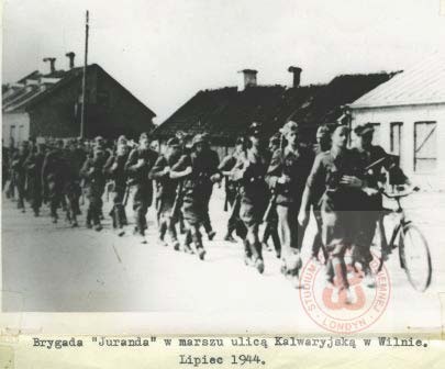 Lipiec 1944, Wilno. 
Żołnierze 1 Wileńskiej Brygady Armii Krajowej maszerują ulicą Kawaleryjską. 
Fot. NN, Studium Polski Podziemnej w Londynie