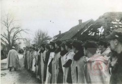 Styczeń 1944, okolice Wilna. 
Ostatnie instrukcje dla partyzantów przed atakiem w rejonie Wilna. 
Fot. NN, Studium Polski Podziemnej w Londynie