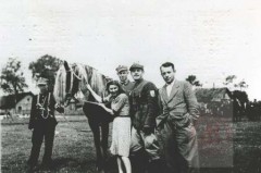 1920-1939, okolice Wilna. 
Wizyta pani Cichockiej w 13 Pułku Ułanów Wileńskich. 
Fot. NN, Studium Polski Podziemnej w Londynie