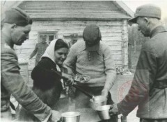 Marzec 1944, okolice Nowogródka. 
Żołnierze 77 Pułku Piechoty Armii Krajowej. Wydawanie posiłku. 
Fot. NN, Studium Polski Podziemnej w Londynie