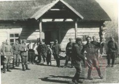 Kwiecień 1944, okolice Nowogródka. 
Żołnierze i oficerowie 77 Pułku Piechoty Armii Krajowej. 
Fot. NN, Studium Polski Podziemnej w Londynie