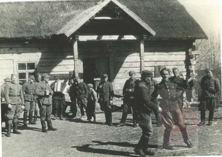 Kwiecień 1944, okolice Nowogródka. 
Żołnierze i oficerowie 77 Pułku Piechoty Armii Krajowej. 
Fot. NN, Studium Polski Podziemnej w Londynie