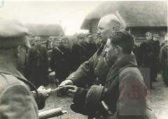 Kwiecień 1944, okolice Nowogródka. 
Żołnierze i oficerowie 77 Pułku Piechoty Armii Krajowej. Składanie przysięgi. 
Fot. NN, Studium Polski Podziemnej w Londynie