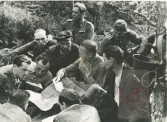 Maj 1944, okolice Zamościa.
Dowódca i żołnierze z 9 Pułku 3 Dywizja Piechoty Legionów Armii Krajowej.
Fot. NN, Studium Polski Podziemnej w Londynie