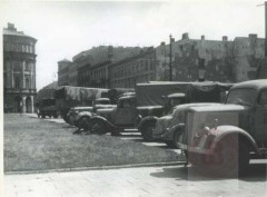 Lipiec 1944, Warszawa. 
Ewakuacja niemieckiego sztabu. Ciężarówki na Placu Marszałka Józefa Piłsudskiego (w czasie wojny pl. Adolfa Hitlera). 
Fot. NN, Studium Polski Podziemnej w Londynie