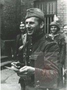Sierpień-Październik 1944, Warszawa. 
Oficer i żołnierze podczas powstania warszawskiego. 
Fot. NN, Studium Polski Podziemnej w Londynie