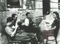 Sierpień-Październik 1944, Warszawa. 
Żołnierze odpoczywający podczas powstania warszawskiego.
Fot. NN, Studium Polski Podziemnej w Londynie