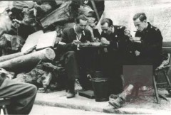 Sierpień-Październik 1944, Warszawa. 
Żołnierze spożywający posiłek podczas powstania warszawskiego.
Fot. NN, Studium Polski Podziemnej w Londynie