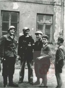 Sierpień-Październik 1944, Warszawa. 
Żołnierze podczas powstania warszawskiego. Rozmowa z dziećmi.
Fot. NN, Studium Polski Podziemnej w Londynie