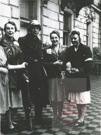 Sierpień-Październik 1944, Warszawa. 
Żołnierz - powstaniec warszawski - z kucharkami z kawiarni 
