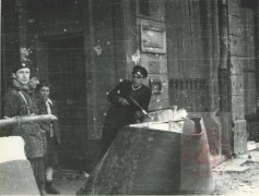 Sierpień-Październik 1944, Warszawa. 
Powstańcy warszawscy na posterunku w bramie podczas powstania warszawskiego.
Fot. NN, Studium Polski Podziemnej w Londynie