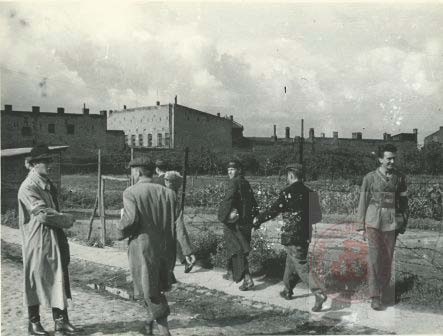 1.08.1944, Warszawa. 
Pikieta powstańcza czeka na żołnierzy. 
Fot. NN, Studium Polski Podziemnej w Londynie