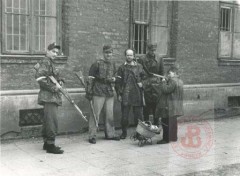 Sierpień-Październik 1944, Warszawa. 
Powstańcy warszawscy.
Fot. NN, Studium Polski Podziemnej w Londynie