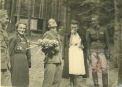 1944-1945, brak miejsca.  
Żołnierze Armii Krajowej na Podlasiu. Ślub partyzancki. 
Fot. NN, Studium Polski Podziemnej w Londynie