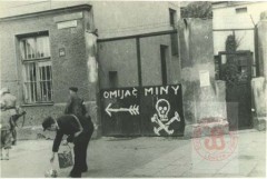 Sierpień-Październik 1944, Warszawa.
Fałszywe ostrzeżenie o minach na bramie. 
Fot. NN, Studium Polski Podziemnej w Londynie