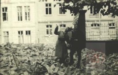 Sierpień 1944, Warszawa.
Patrol Armii Krajowej podczas powstania warszawskiego. 
Fot. NN, Studium Polski Podziemnej w Londynie