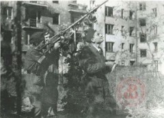 Sierpień-Październik 1944, Warszawa.
Obserwatorzy przeciwlotniczy ustawieni na ulicy Siennej w czasie powstania warszawskiego. 
Fot. NN, Studium Polski Podziemnej w Londynie