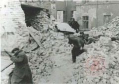 Sierpień-Październik 1944, Warszawa.
Walki uliczne podczas powstania warszawskiego. 
Fot. NN, Studium Polski Podziemnej w Londynie