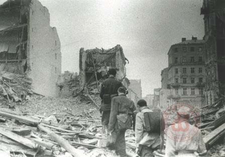 Sierpień-Październik 1944, Warszawa.
Patrol podczas powstania warszawskiego. 
Fot. NN, Studium Polski Podziemnej w Londynie