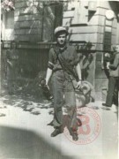 Sierpień-Październik 1944, Warszawa.
Powstaniec warszawski z radiem. 
Fot. NN, Studium Polski Podziemnej w Londynie