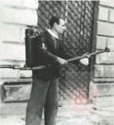 Sierpień-Październik 1944, Warszawa.
Żołnierz Armii Krajowej z miotaczem ognia w czasie powstania warszawskiego.  
Fot. NN, Studium Polski Podziemnej w Londynie