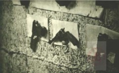Sierpień-Październik 1944, Warszawa.
Przyklejona do ściany broń krótka. 
Fot. NN, Studium Polski Podziemnej w Londynie