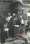 Sierpień-Październik 1944, Warszawa.
Powstanie warszawskie. Harcerze z Szarych Szeregów z z księdzem i obiektami liturgicznymi w kościele św. Aleksandra. 
Fot. NN, Studium Polski Podziemnej w Londynie