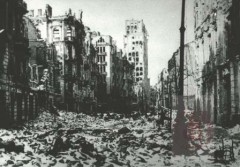 1944-1945, Warszawa. 
Ul. Szpitalna w kierunku pl. Napoleona. W głębi widać 
Prudential (przed wojną siedziba angielskiego Towarzystwa Ubezpieczeń „Prudential”) po pożarze. 
Fot. NN, Studium Polski Podziemnej w Londynie
